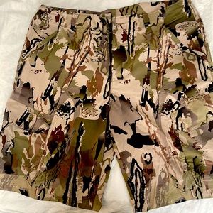 Camouflage size 34 shorts heat-gear.